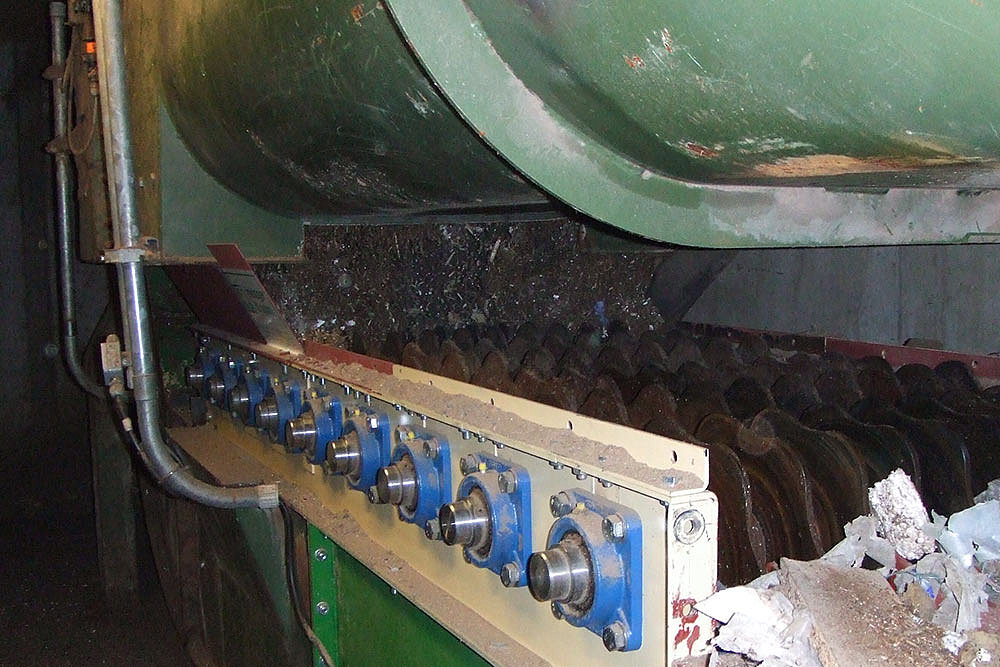 Scheibensichter vorgeschaltet an einen Trogkettenförderanlage für Recyclingholz auf einem Kraftwerk