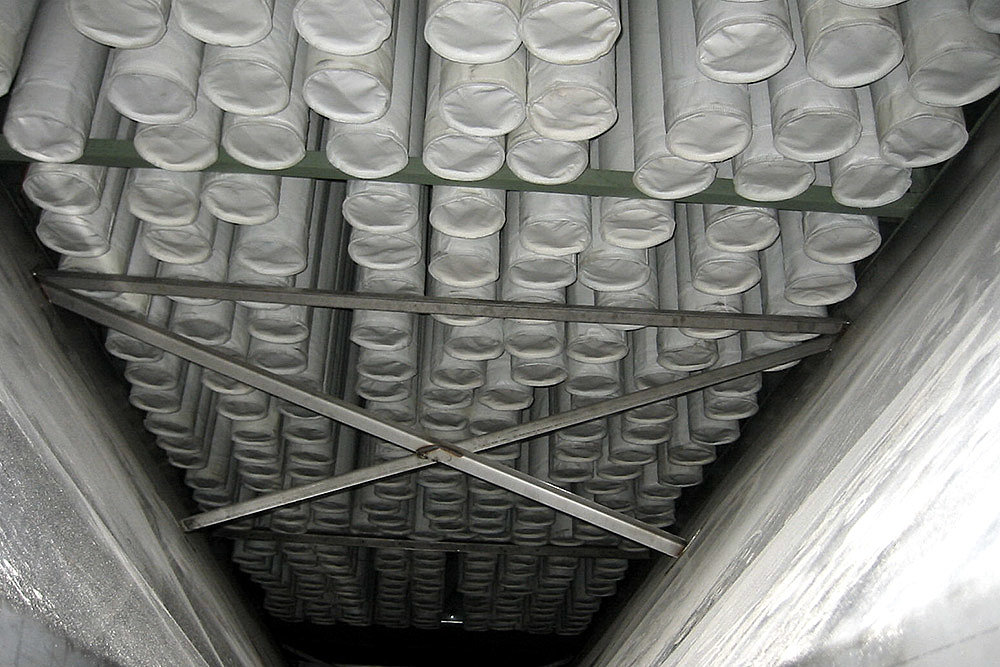Filteranlage mit von außen beaufschlagten Filterschläuchen und kontinuierlicher Abreinigung
